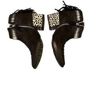 Donald Pliner signature ankle boots with spotted heel size 5